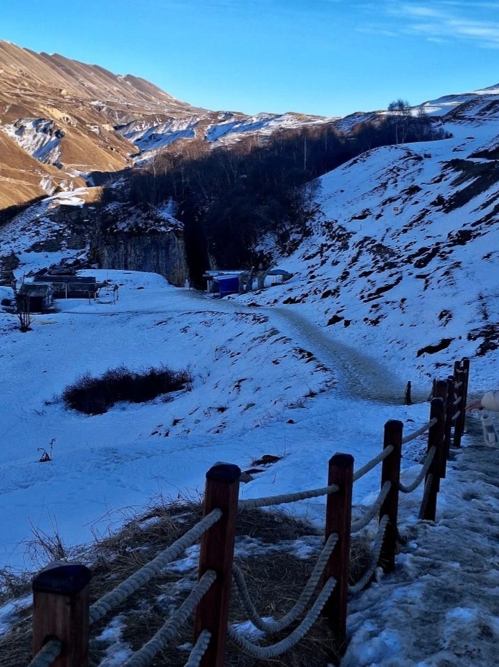 Спуск к пещере