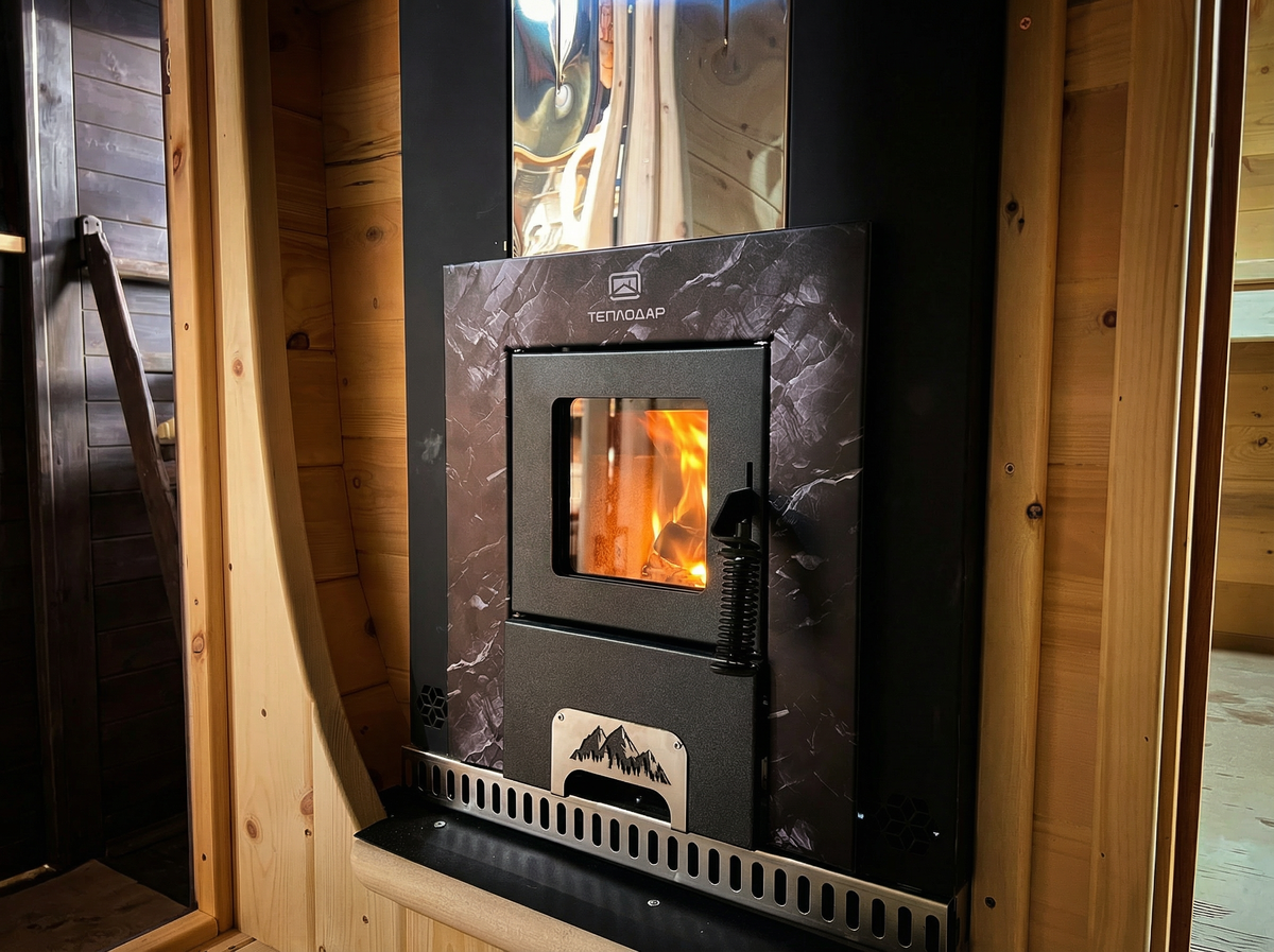 Печь с закрытой каменкой Скала, установленная в бане-бочке