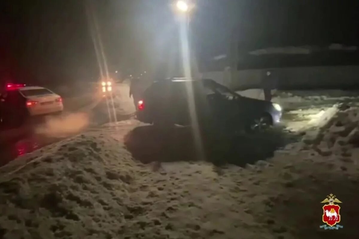    В Троицке сотрудники ДПС дважды спасли автомобилистов, застрявших в сугробе