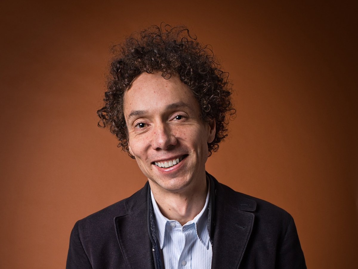 Малкольм Гладуэлл (Malcolm Gladwell) — знаменитый канадский журналист, поп-социолог и писатель, автор множества бестселлеров, посвященных скрытым закономерностям в социальных науках, психологии и бизнесе. Он прославился умением превращать сложные научные исследования в увлекательные истории.