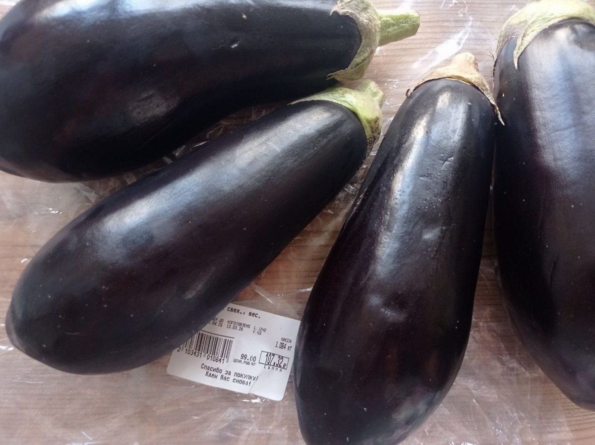 Один баклажанчик немного помят - это мы его просто немного неаккуратно везли с дачи....