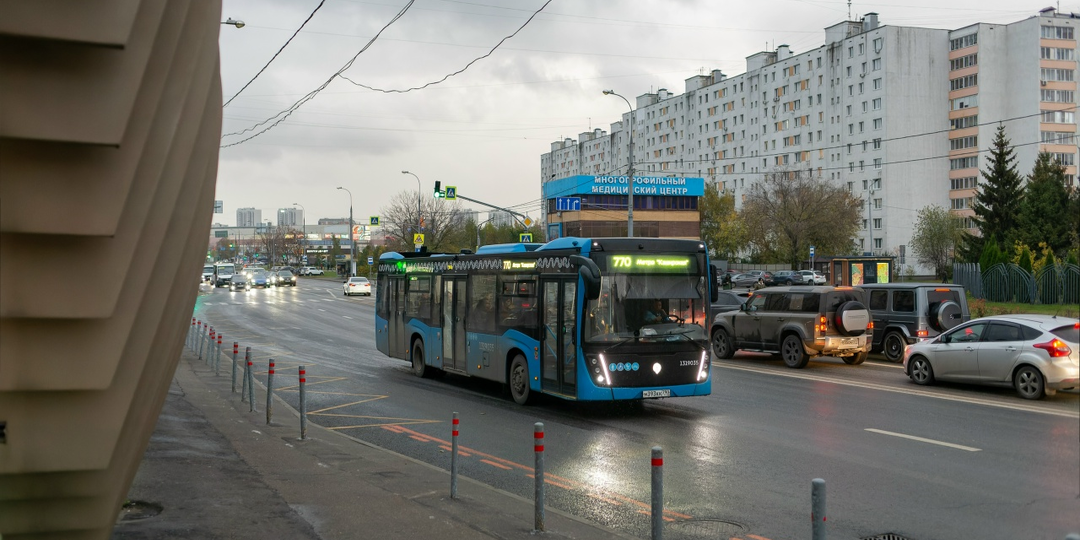 В этот район Москвы городские автобусы приезжают из Подмосковья. Каждый день они наматывают впустую по сотне километров!