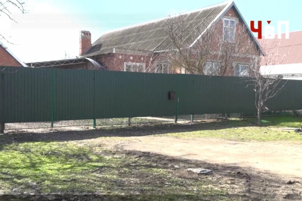    Изначально пенсионерка жила в таком большом доме. Фото: кадр видео/ НТВ