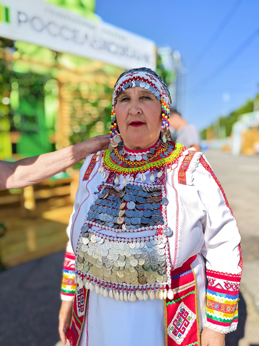 Наряд победитель на конкурсе национальных костюмов.