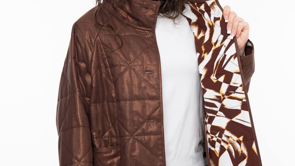 Куртка Ек 2442 в насыщенном шоколадном оттенке с благородным бронзовым отливом — эффектная модель для тех, кто хочет выделяться