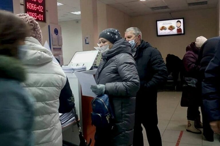    Иллюстрация к материалу: Эксперт по этикету: как вежливо встать в очередь, чтобы не вызвать раздражения