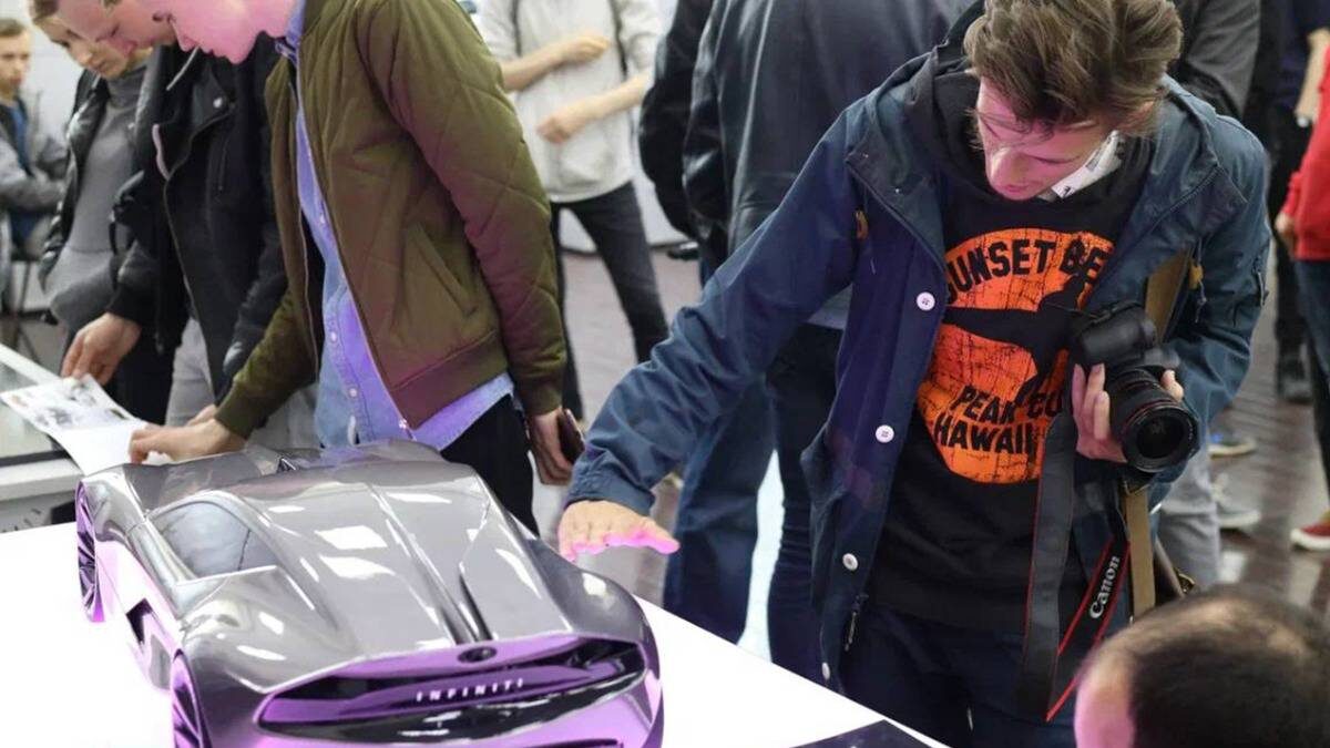    Конструкторы показали дизайн-макет спорткара в японском стиле с фиолетовой подсветкой / Фото: Дептранс Москвы