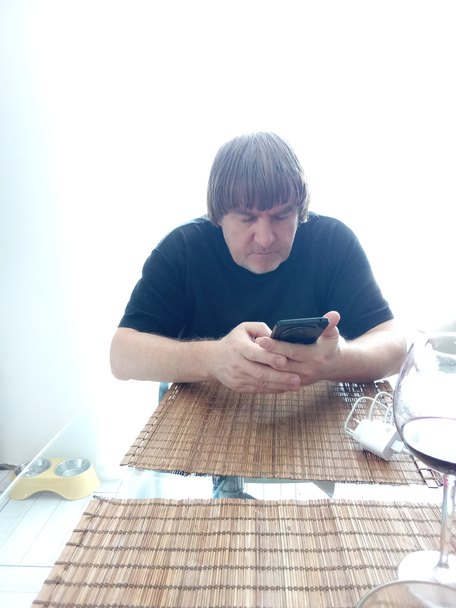 Разбирается с телефоном 