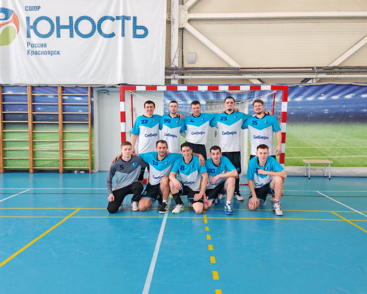    Команда "Сибирь" перед матчем первой лиги
