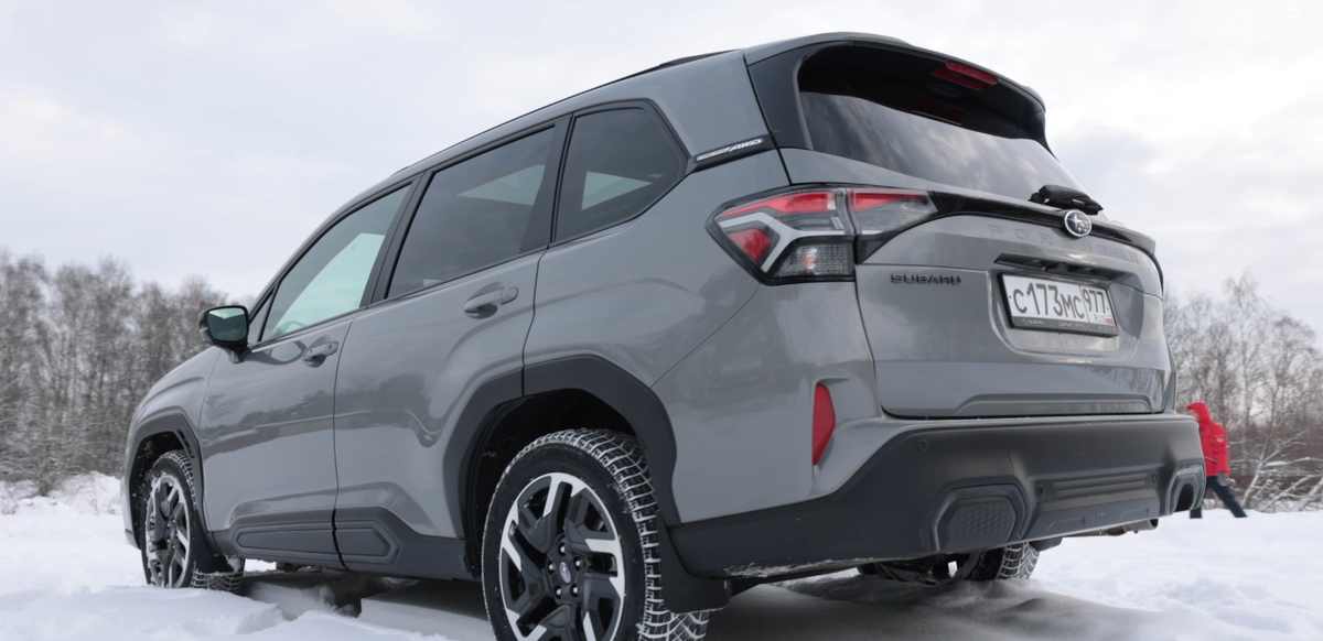 Под капотом - связка оппозитного мотора 2,5 л на 185 л. с. и вариатора. Привод - постоянный полный.