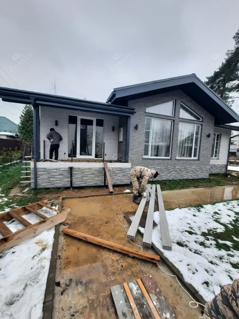 Крылечка у дома ещё нет, но скоро будет!