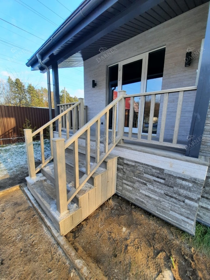 Милое крылечко с ограждениями отлично смотрится