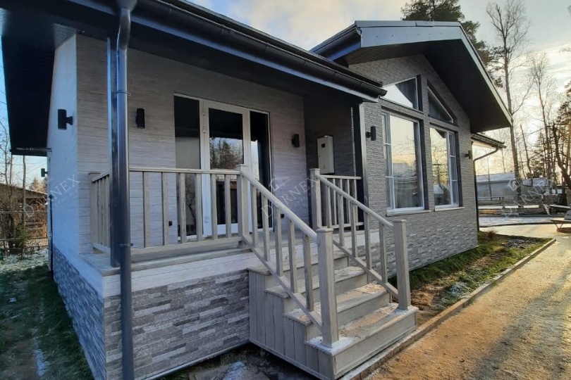 Светло-серое крылечко из ДПК: спокойная красота, которая работает годами