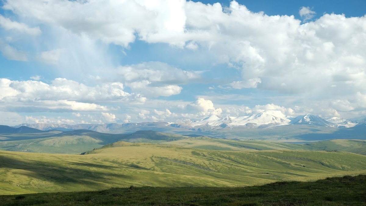 Плато Укок, вид на Южно-Чуйский хребет