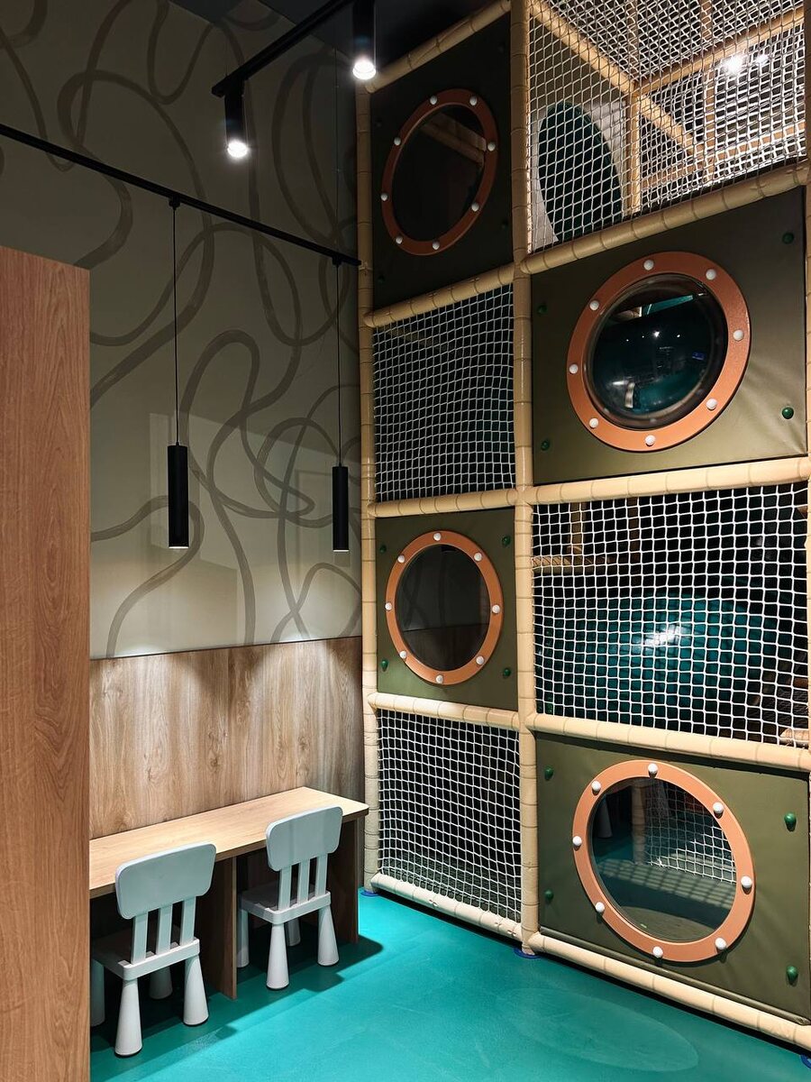 Детская комната находится справа от сцены