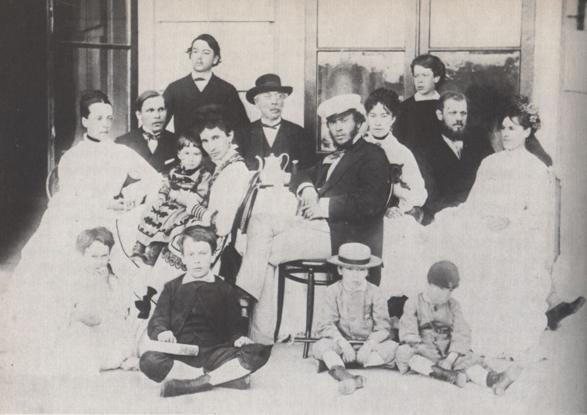 Семья фон Мекк, около 1875 года. Баронесса Надежда Филаретовна слева, держащая на руках младшую дочь Людмилу (Милочку).