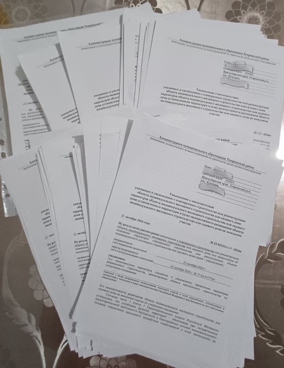 Лишь малая часть отказов по уведомлениям на строительство в поселке Кучугуры. Фото автора.