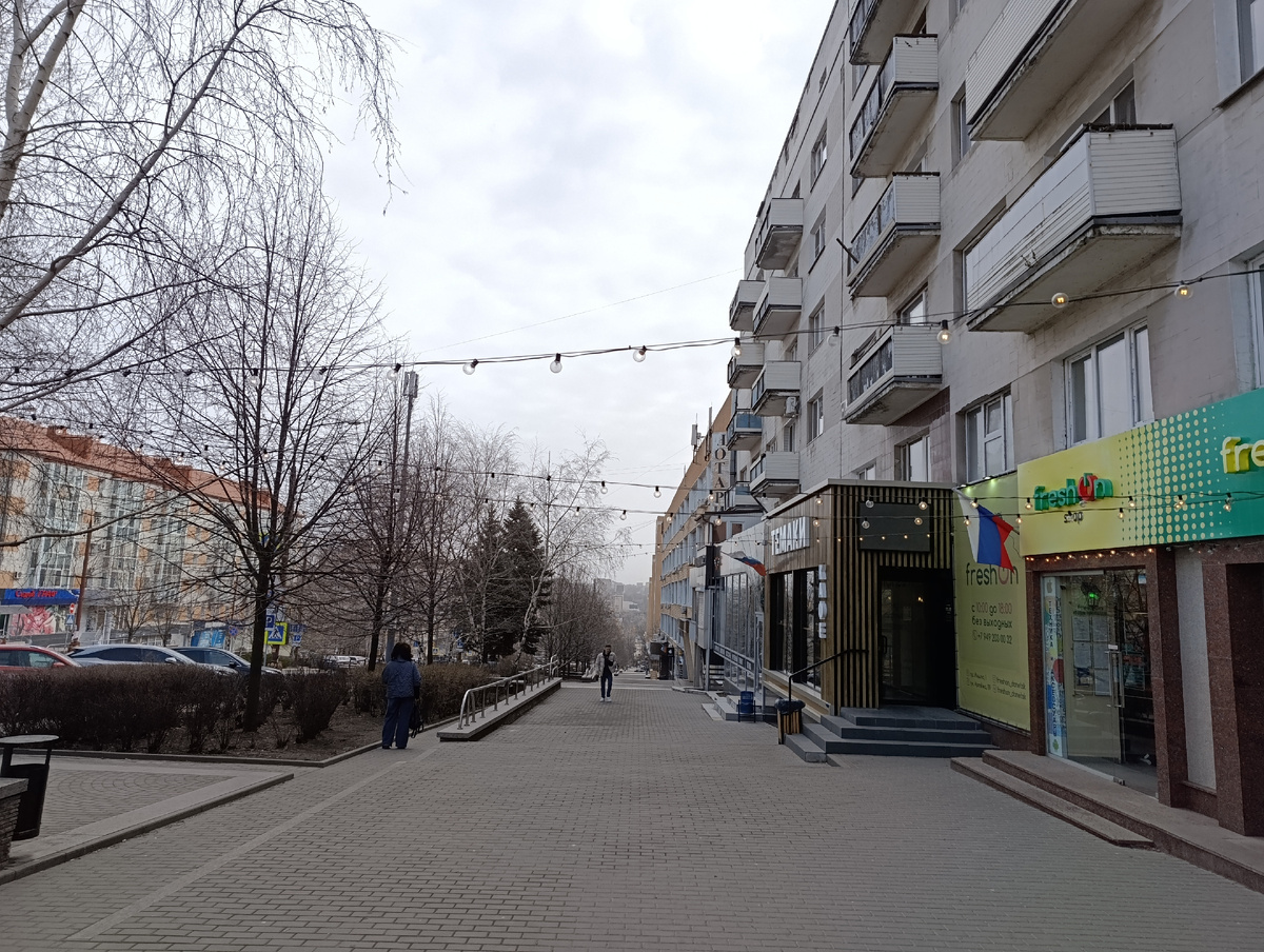 Спуск по проспекту Ильича от площади имени Ленина к Набережной Кальмиуса.