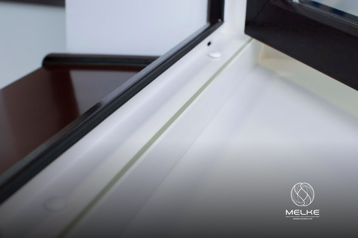 Окнах Melke бесплатно комплектуются специальной заглушкой, которая закрывает паз и защищает его от загрязнений.
