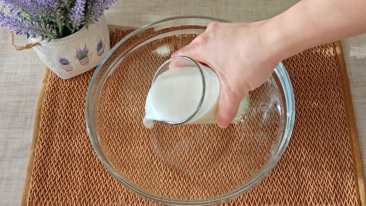 Важно, чтобы молоко именно тёплым, а не горячимили холодным. Инече дрожжи не сработают, как надо.