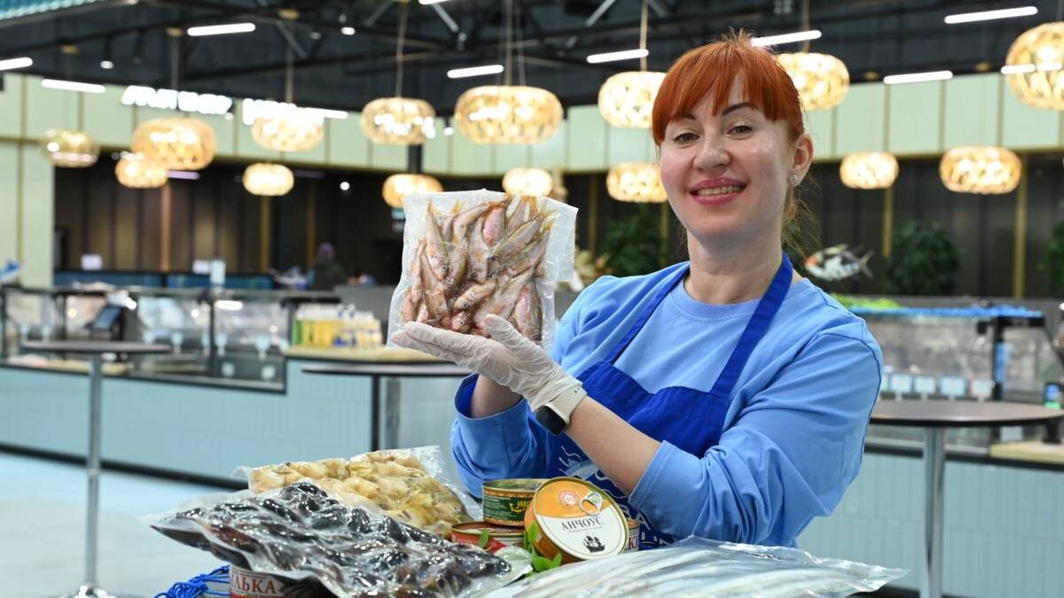    Старший кассир Светлана Кудрицкая / Фото: Мария Хапцова / Вечерняя Москва