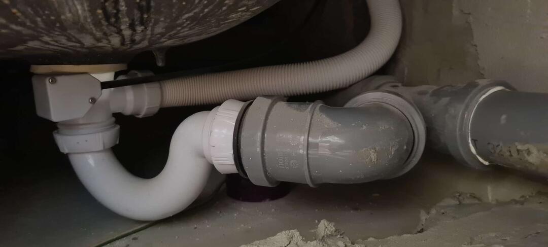 Теоретики скажут «так нельзя», а оно работает: как сделать фановую трубу не по СНиП, но за копейки