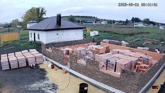 Паспорт объекта: частный дом
Локация: посёлок Новогремяченский
Размер дома: 12×10 м
Материалы:
— наружные стены: керамические блоки KAIMAN 38 (380 мм)
— внутренние несущие: KERAKAM 25XL
— перегородки: керамические блоки 120 мм
— облицовка: кирпич ручной формовки (51 мм)
Работы: проектирование (АР + КР) начало 11.11.2024 — завершение 14.01.2025
Бюджет:
— проект: 110 000 ₽
— керамические блоки: 584 920 ₽
— облицовочный кирпич: 534 560 ₽
