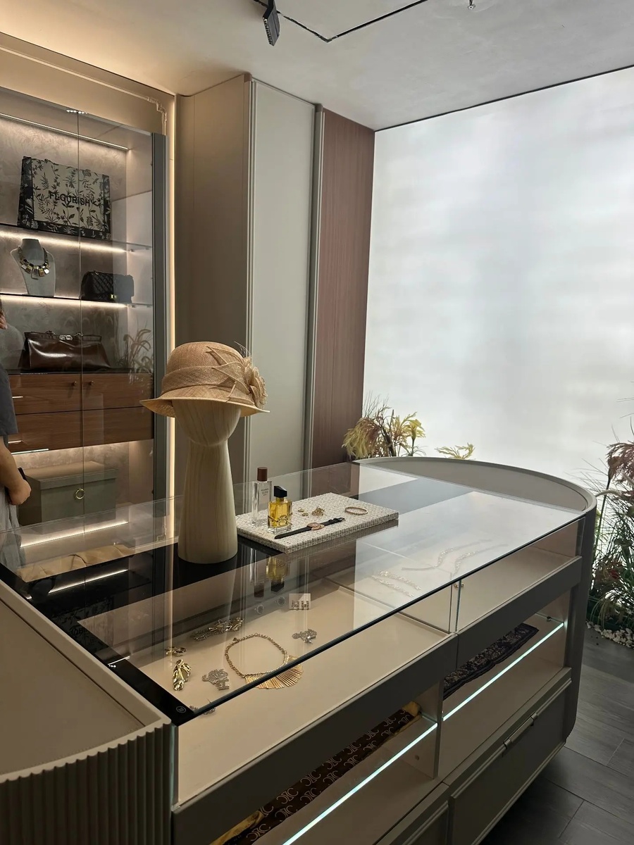 Сегодня поговорим о том, как нужно хранить вещи, чтобы каждый уголок вашего гардероба был функциональным и красивым, а ежедневное использование приносило истинное удовольствие. 