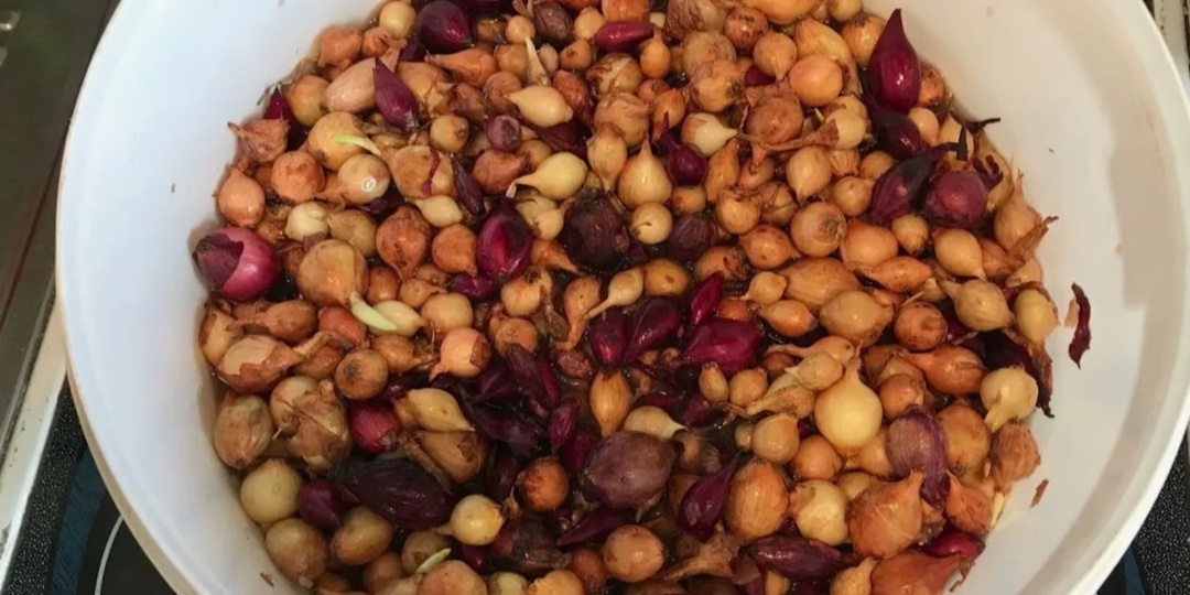 Забыл про мелкий лук-севок. 1 приём дал головки по 200 грамм к августу