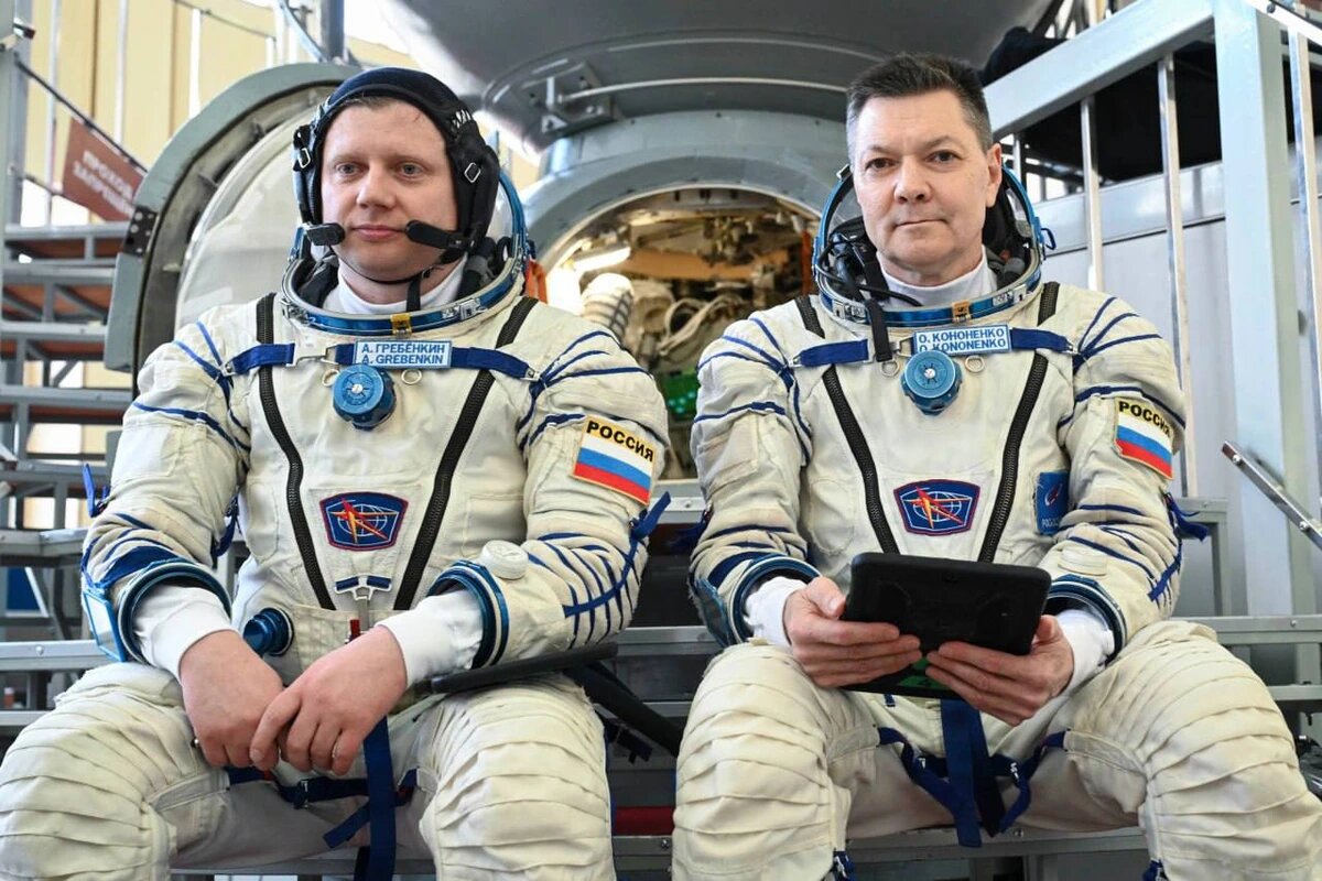    Олег Кононенко и Александр Гребенкин. Фото пресс-службы ГК «Роскосмос»