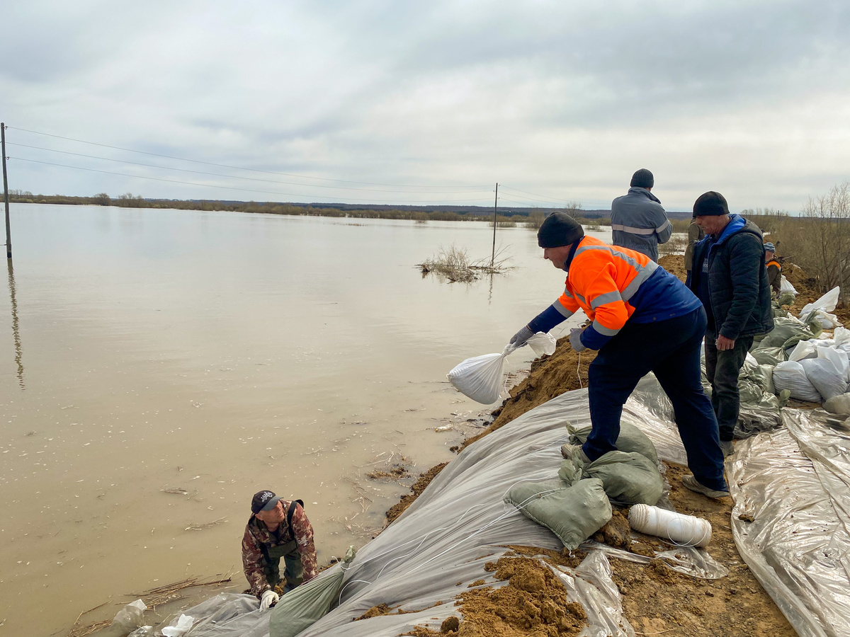 Большая вода придет в четыре региона Урала.  Фото: ФедералПресс / Наталья Шалыгина