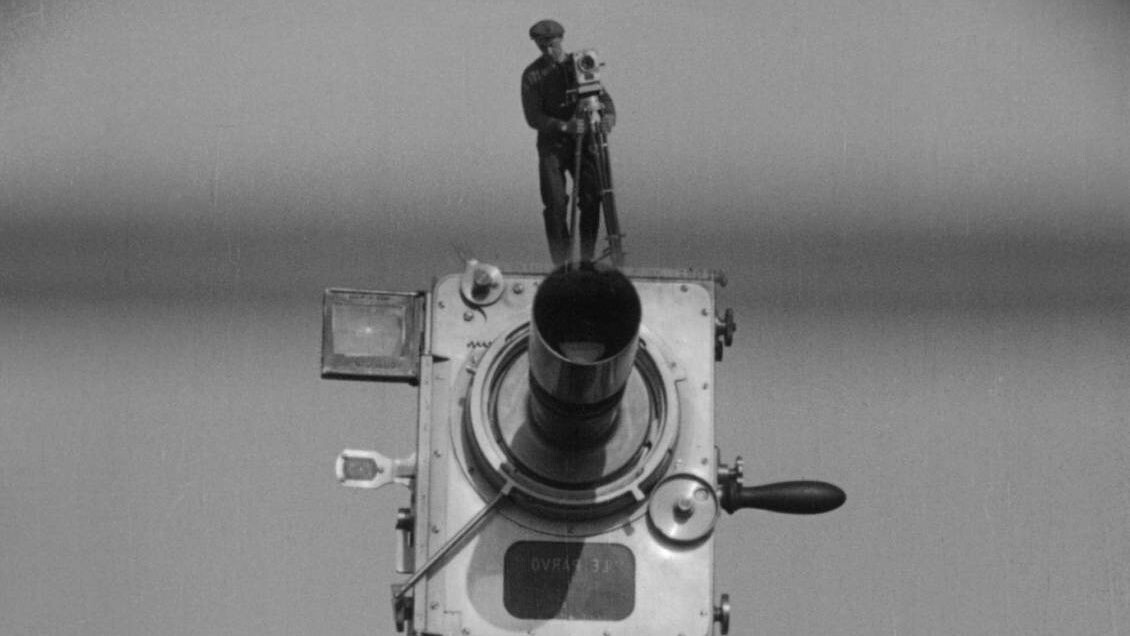     Цитата из х∕ф «Человек с киноаппаратом». Реж. Дзига Вертов. 1929. СССР