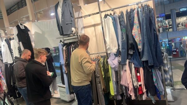 13 сотрудников Роспотребнадзора в течение 10 часов описывали вывозили товар двух магазинов, принадлежащих родственнику Ирины Валериановой