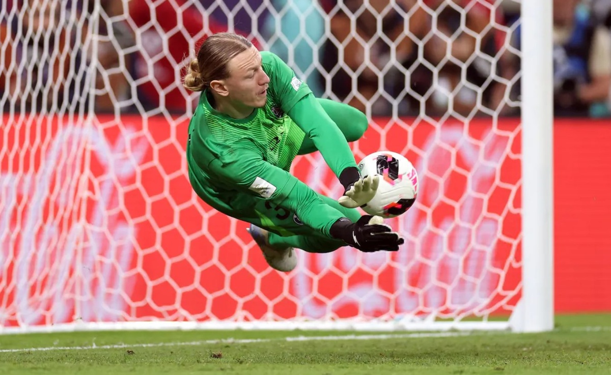     Матвей Сафонов и Луис Энрике / Фото: «ПСЖ»