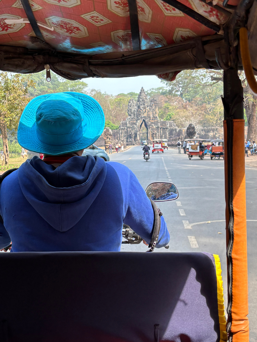 Дорога к храму приносит маленькие открытия на каждом повороте.