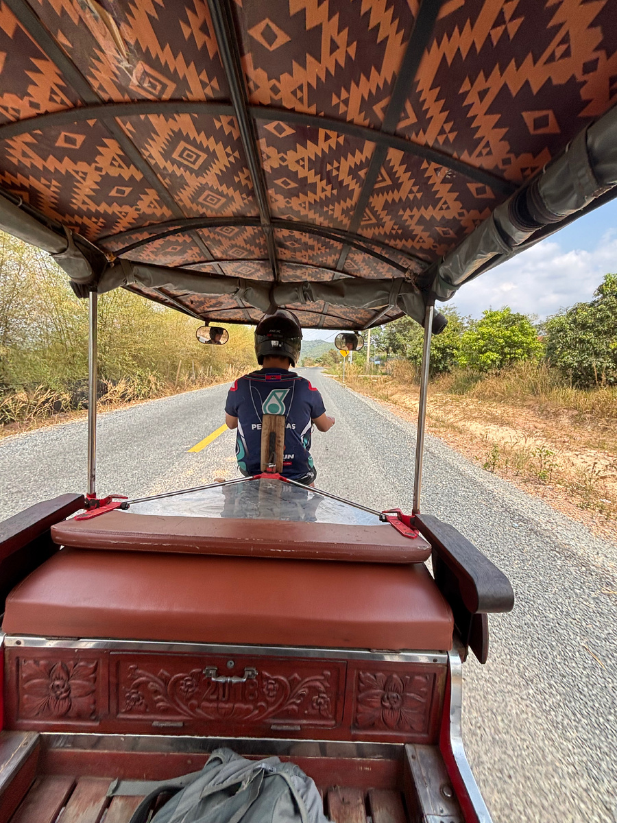 Сел в тук-тук — и приключение началось.