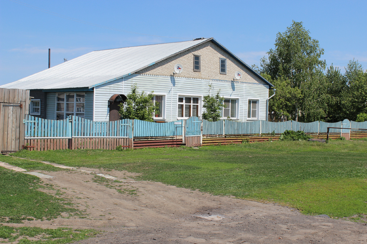 Совхозные домишки у речки.