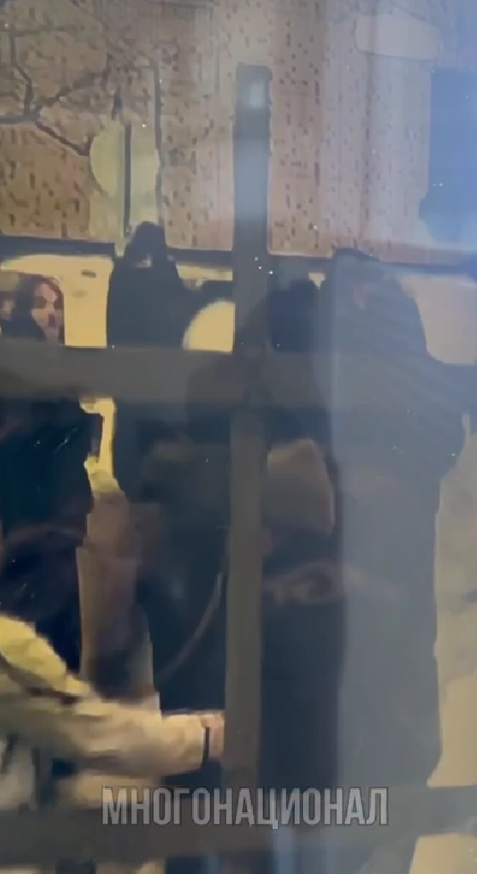 Толпа из 30 человек напала на школьников/скриншот/t.me/mnogonazi