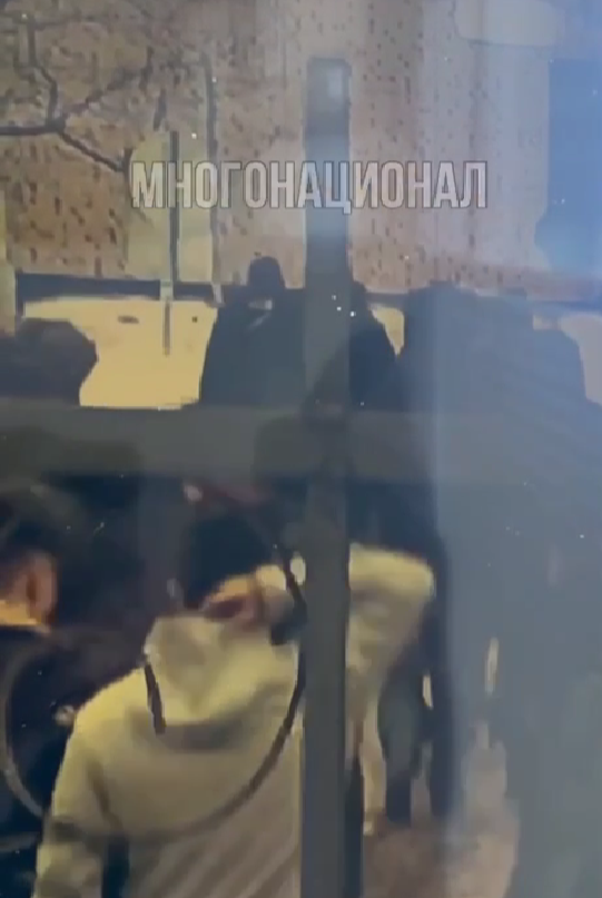 Толпа из 30 человек напала на школьников/скриншот/t.me/mnogonazi