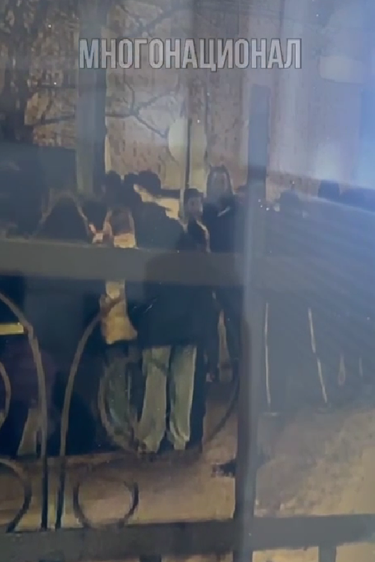 Толпа из 30 человек напала на школьников/скриншот/t.me/mnogonazi