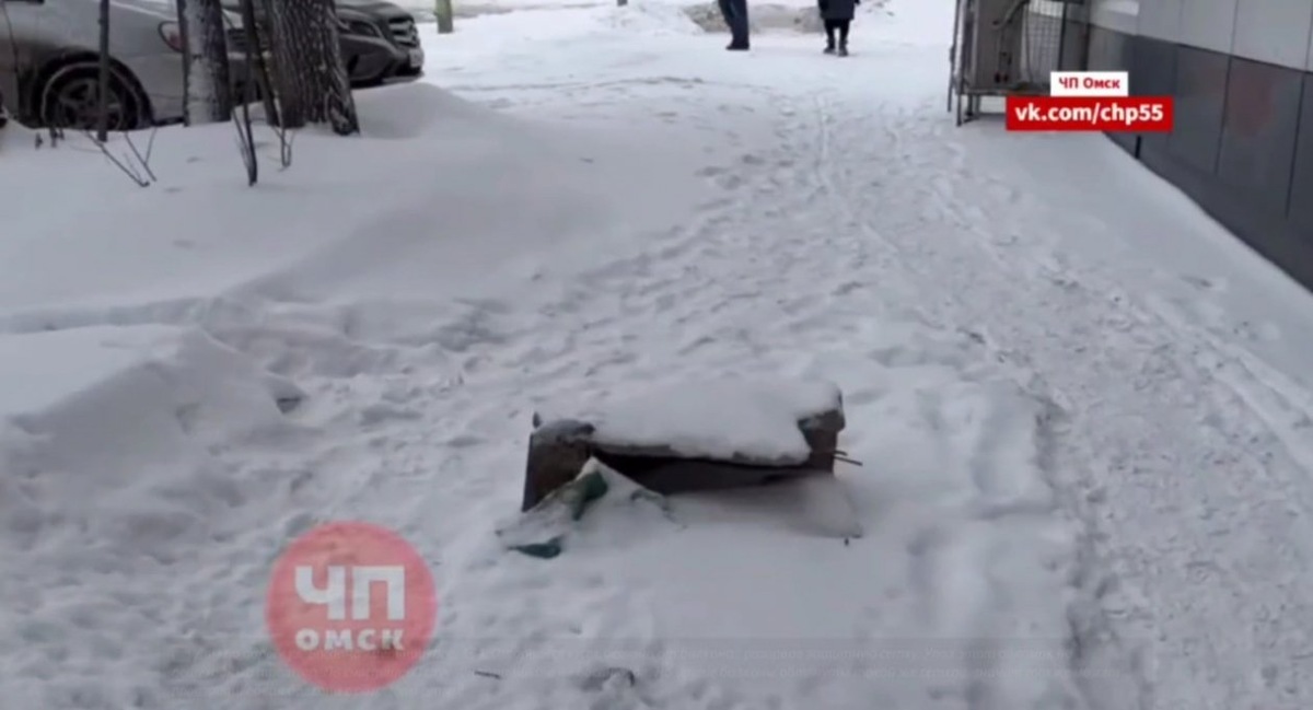 Обломки конструкции. Фото: ВКонтакте «ЧП Омск» (12+)    📷