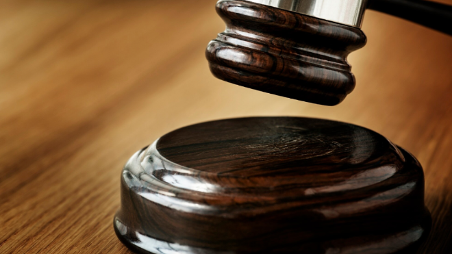 Фото: https://ru.freepik.com/free-photo/closeup-gavel-judgement-concept_3011178.htm#