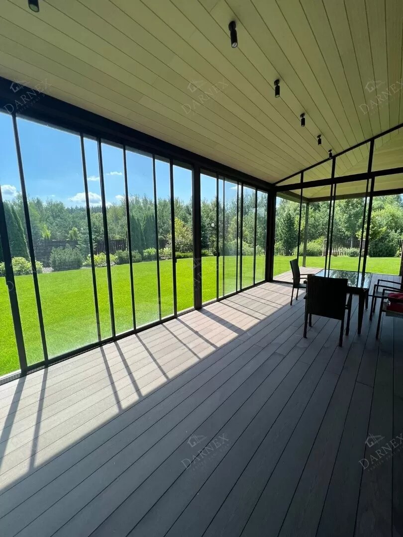 Светло и зелено