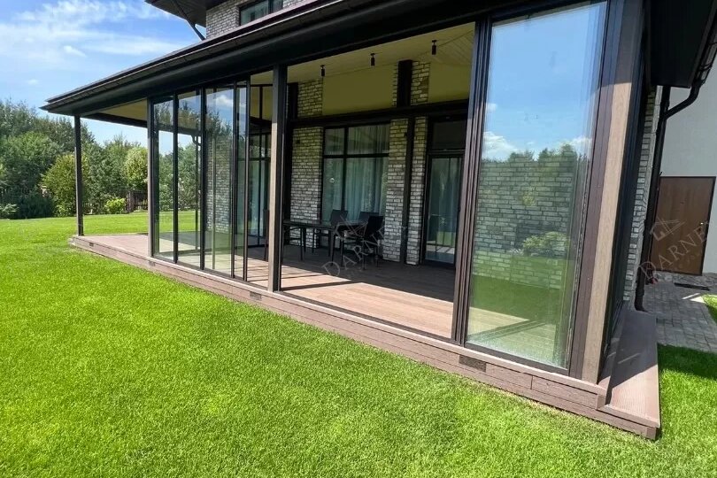 Сделали большую веранду с остеклением — и дом начал жить совсем по-другому