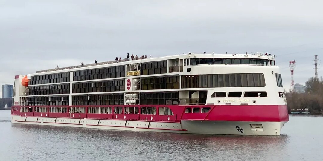Как уходит теплоход «Мустай Карим»: громкое прощание с навигацией в Москве