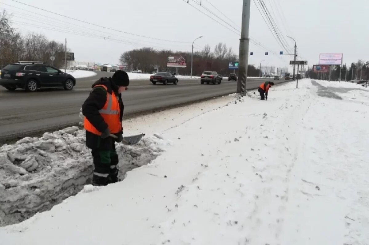    Омские дорожники вывозят снег и чистят ливневки перед паводками