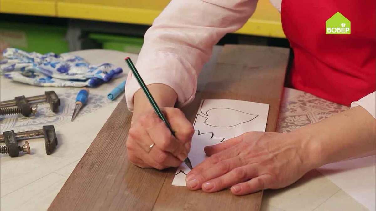 Сложите лист пополам и мягким карандашом обведите контур рисунка.