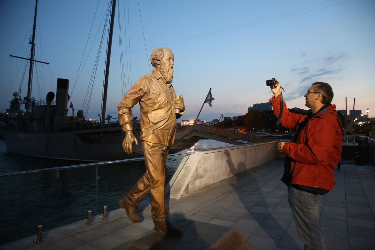    Памятник Александру Солженицыну на Корабельной набережной Владивостока. 2016 год. / Аркадий Колыбалов / фотоархив РГ