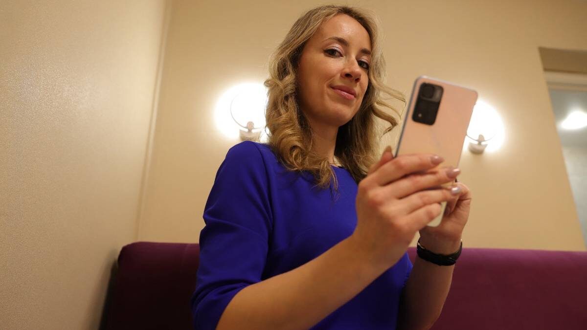    Татьяна Самарина тестирует работу мессенджеров / Фото: Анатолий Цымбалюк / Вечерняя Москва