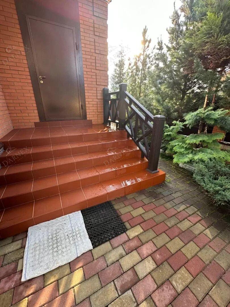 Ограждение из древесно-полимерного композита для крылечка установлено
